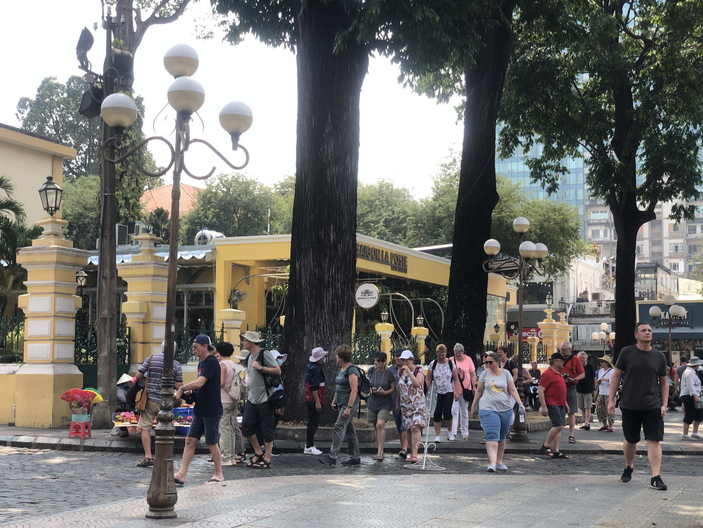 Nhiều người dân, du khách TPHCM không đeo khẩu trang nơi công cộng ảnh 8