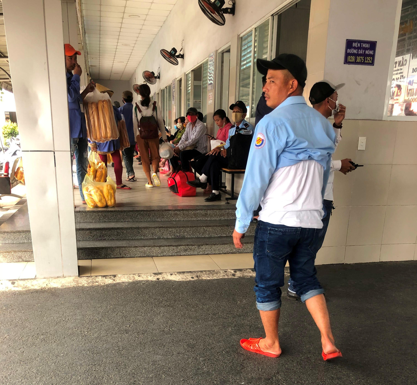 Nhiều người dân, du khách TPHCM không đeo khẩu trang nơi công cộng ảnh 5