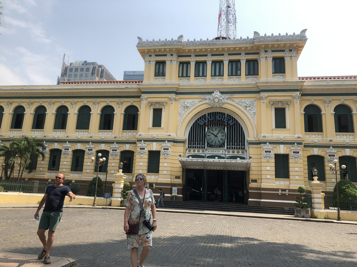 Nhiều người dân, du khách TPHCM không đeo khẩu trang nơi công cộng ảnh 9