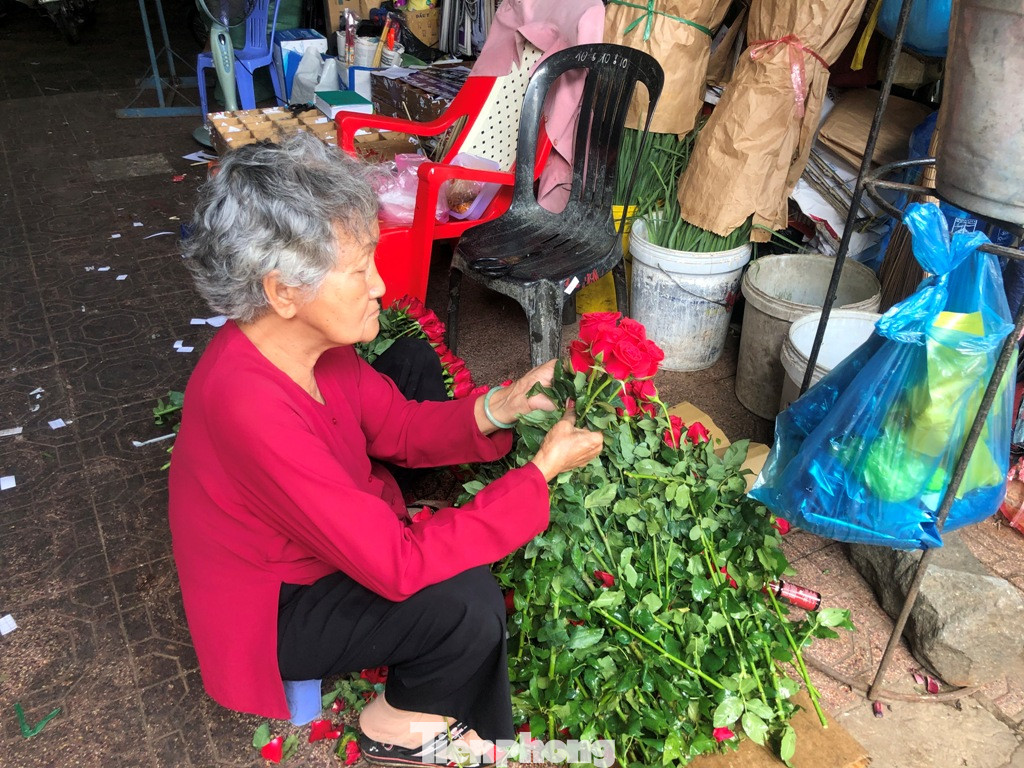 Hậu giãn cách xã hội, tiểu thương ngủ gật chờ khách ảnh 20