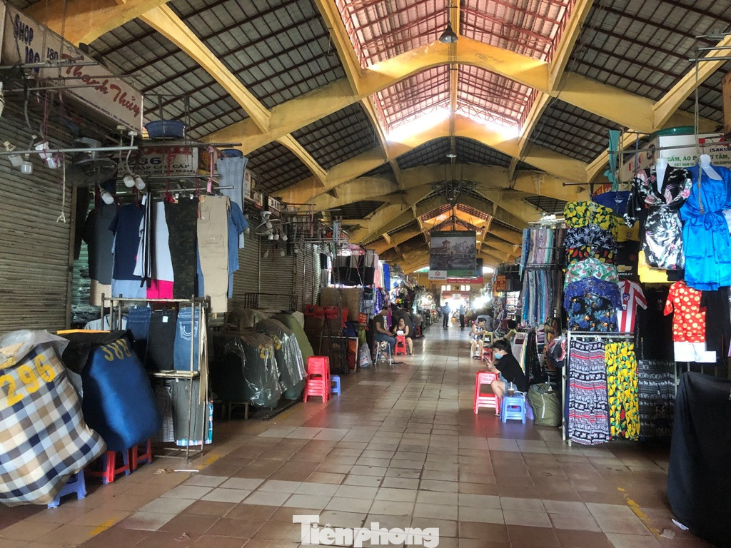 Hậu giãn cách xã hội, tiểu thương ngủ gật chờ khách ảnh 2