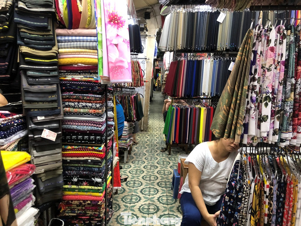 Hậu giãn cách xã hội, tiểu thương ngủ gật chờ khách ảnh 14