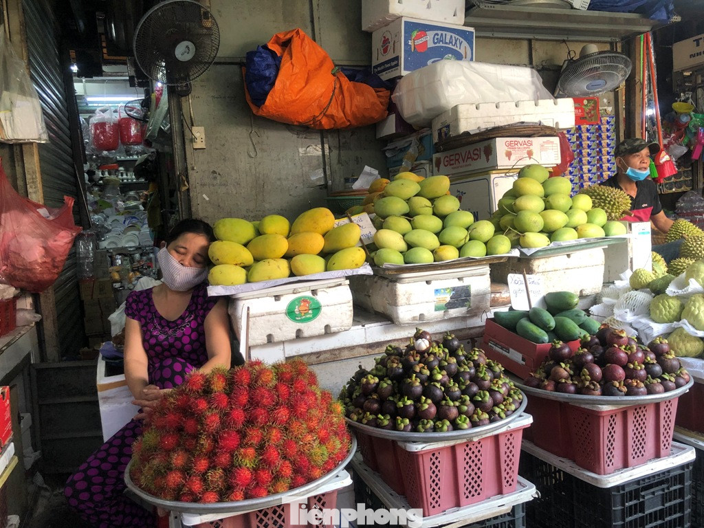 Hậu giãn cách xã hội, tiểu thương ngủ gật chờ khách ảnh 18