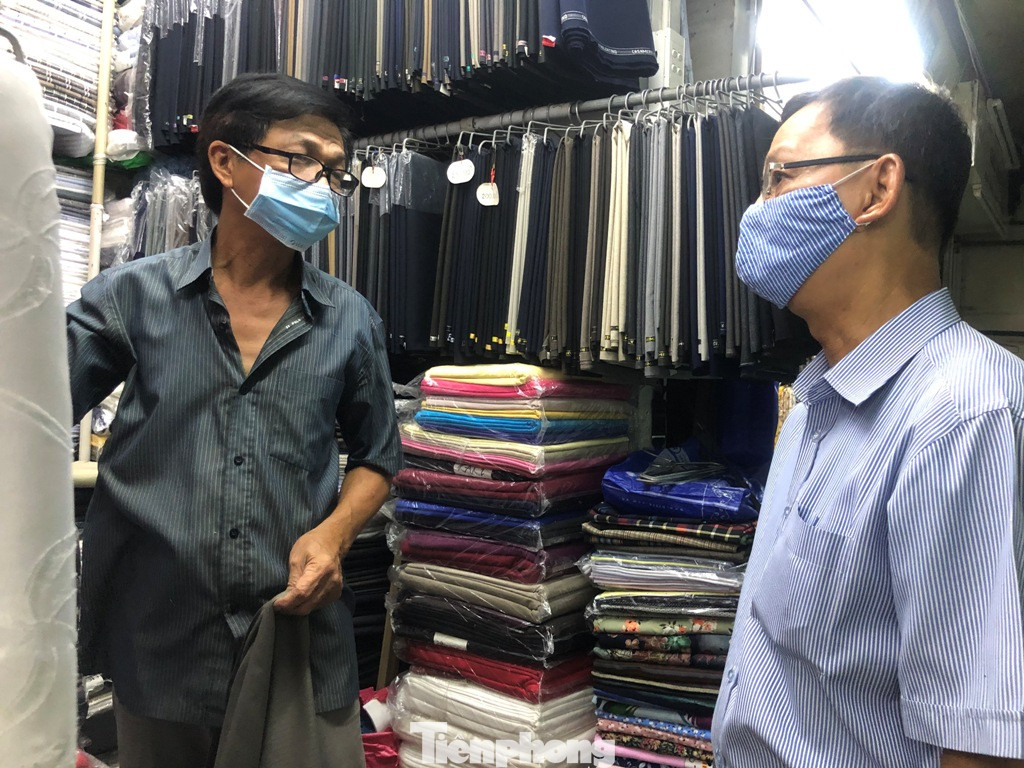 Hậu giãn cách xã hội, tiểu thương ngủ gật chờ khách ảnh 16