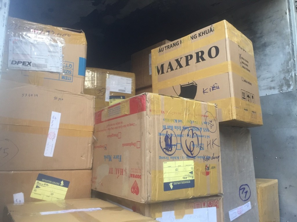 Dân không mua được khẩu trang, kẻ bán gom hàng xuất nước ngoài ảnh 1