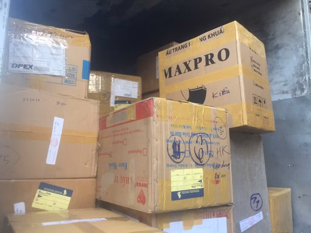 Dân không mua được khẩu trang, kẻ bán gom hàng xuất nước ngoài ảnh 1