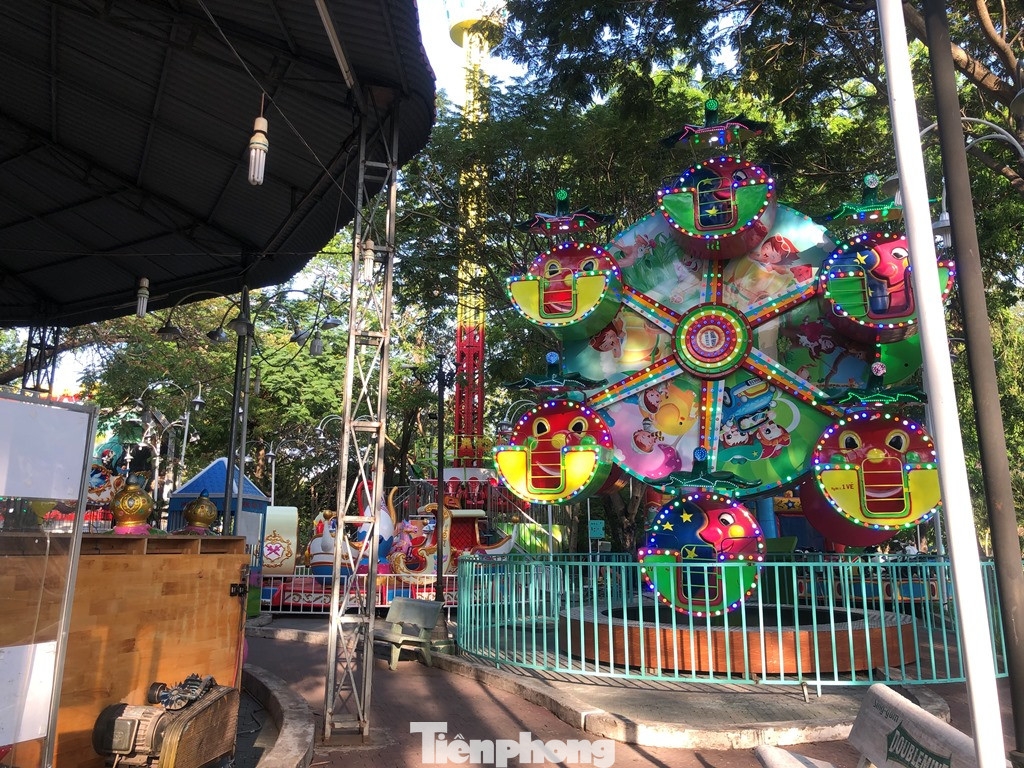 TPHCM mở lại dịch vụ không thiết yếu: Nơi đông đúc, chỗ không bóng người ảnh 4