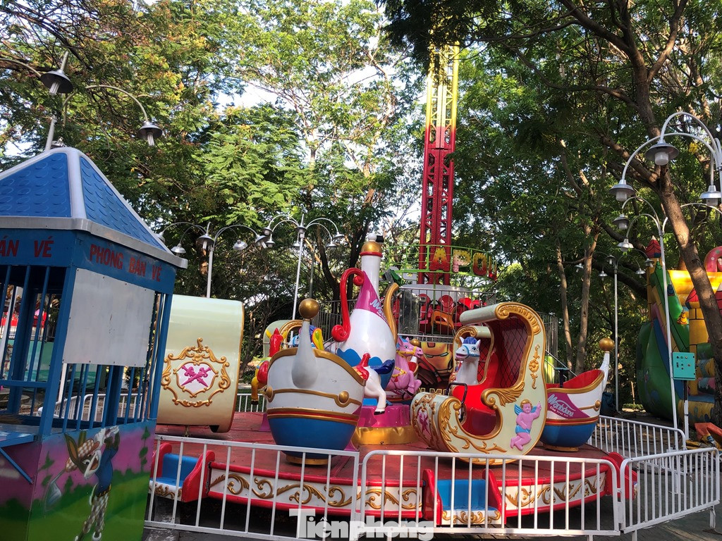 TPHCM mở lại dịch vụ không thiết yếu: Nơi đông đúc, chỗ không bóng người ảnh 3