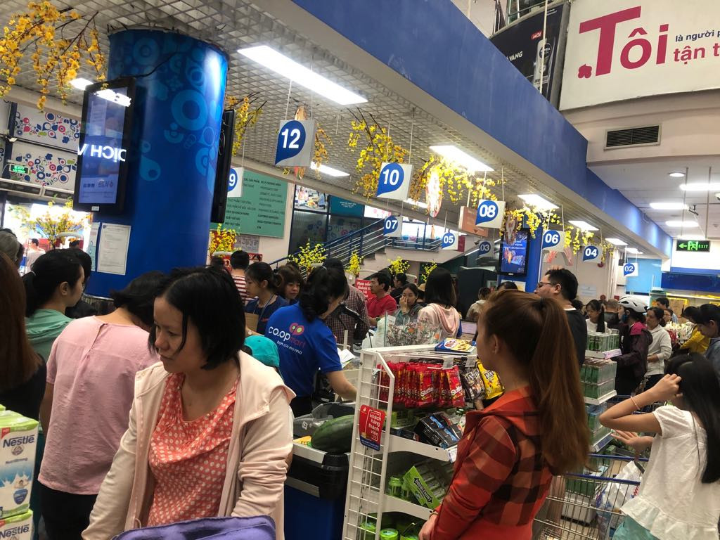 Chưa nghỉ tết, siêu thị đã đông nghẹt người ảnh 1
