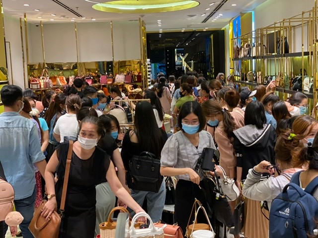 TPHCM: Rồng rắn chen chân mua hàng giảm giá ngày Black Friday ảnh 9