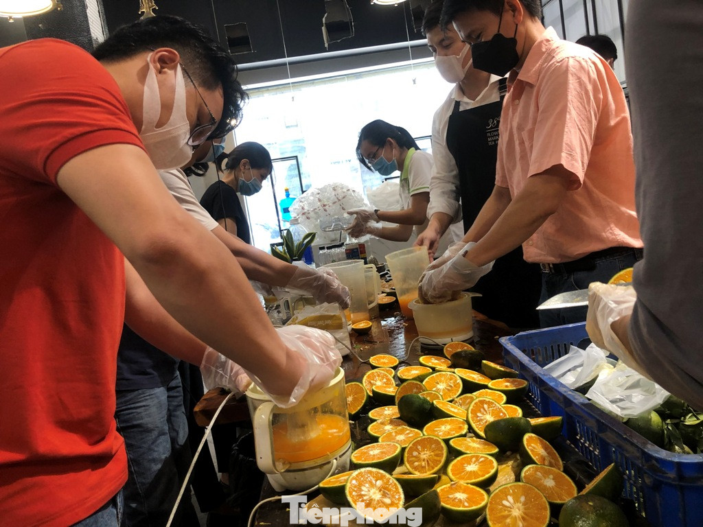 Tự tay vắt cả trăm ký cam tặng y bác sĩ ảnh 1