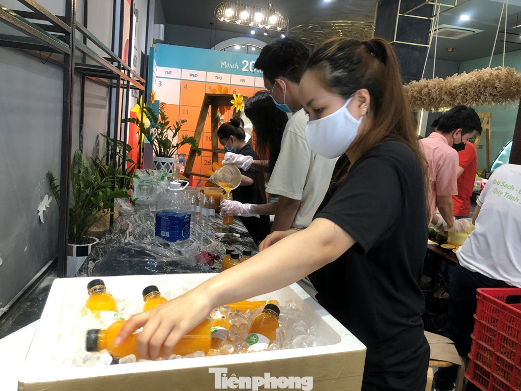 Tự tay vắt cả trăm ký cam tặng y bác sĩ ảnh 7