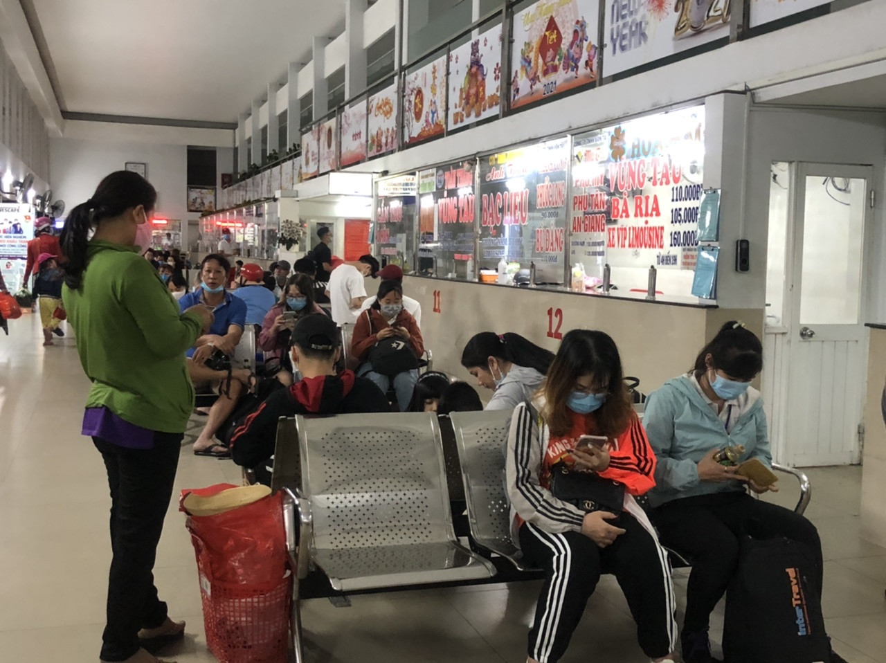 Nghìn nghịt người chen chân mua vé về quê trong đêm cuối năm ảnh 8