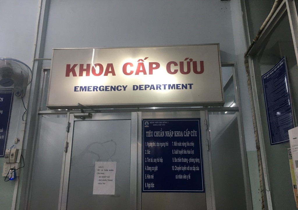 Bé 6 tháng tuổi chết ngạt do kẹt khe nệm và tường ảnh 1