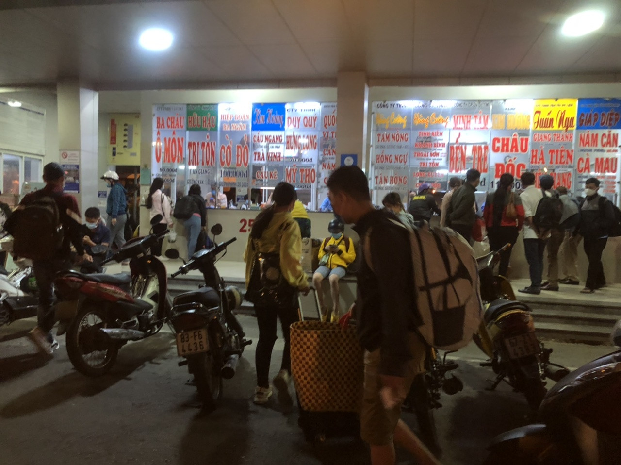 Nghìn nghịt người chen chân mua vé về quê trong đêm cuối năm ảnh 7