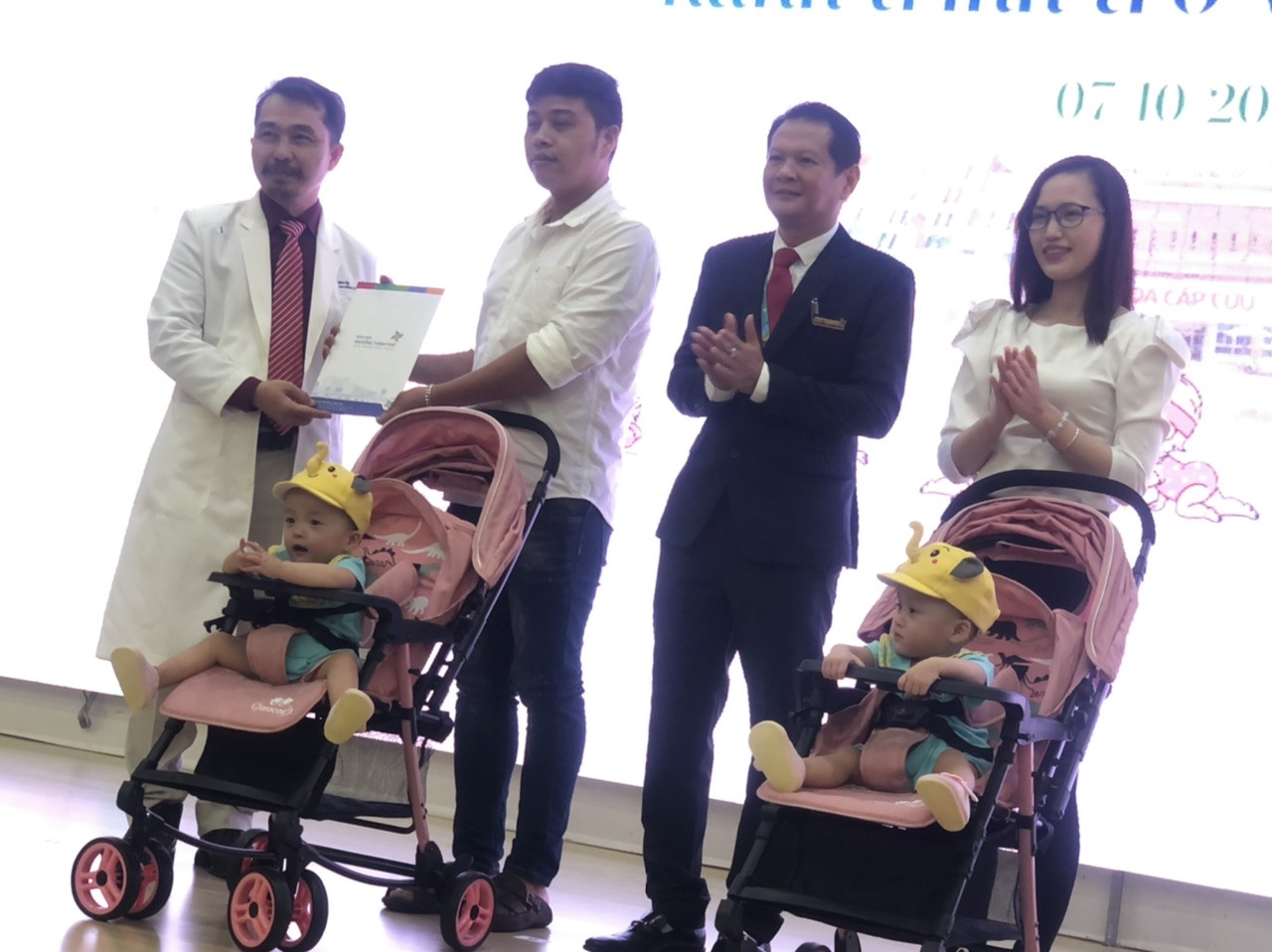 Y bác sĩ bịn rịn không rời giây phút tạm chia tay 2 thiên thần nhỏ song Nhi ảnh 3