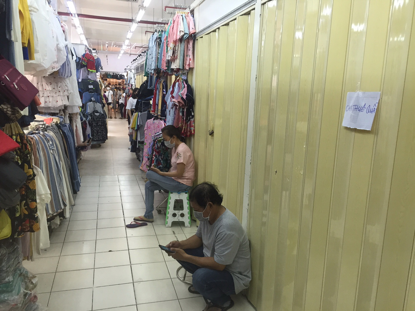 Đột kích chợ nhà giàu, thu giữ cả ngàn món hàng hiệu giả ảnh 2