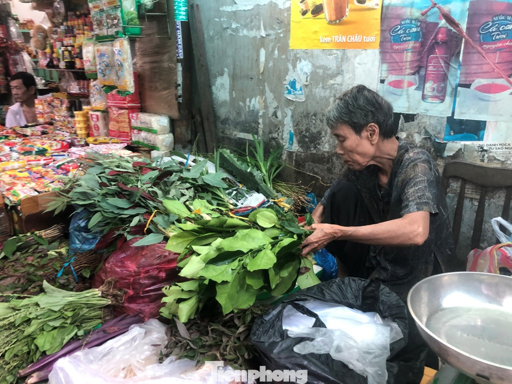 Tết Đoan Ngọ, 'lá xông, bánh ú nước tro' đắt như tôm tươi ảnh 1