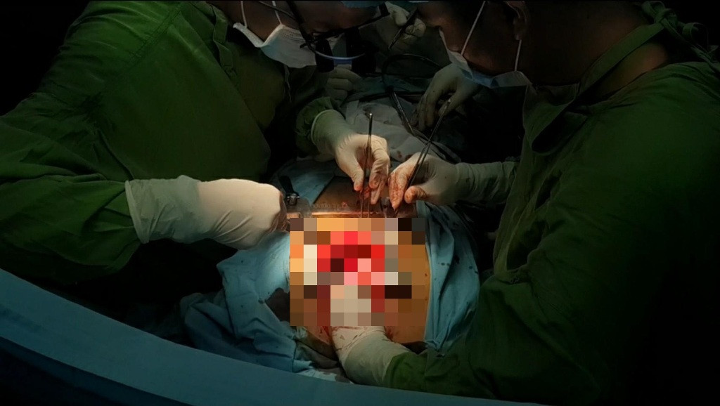 Trục trặc tình cảm, cô gái đâm người yêu thủng tim phổi ảnh 1