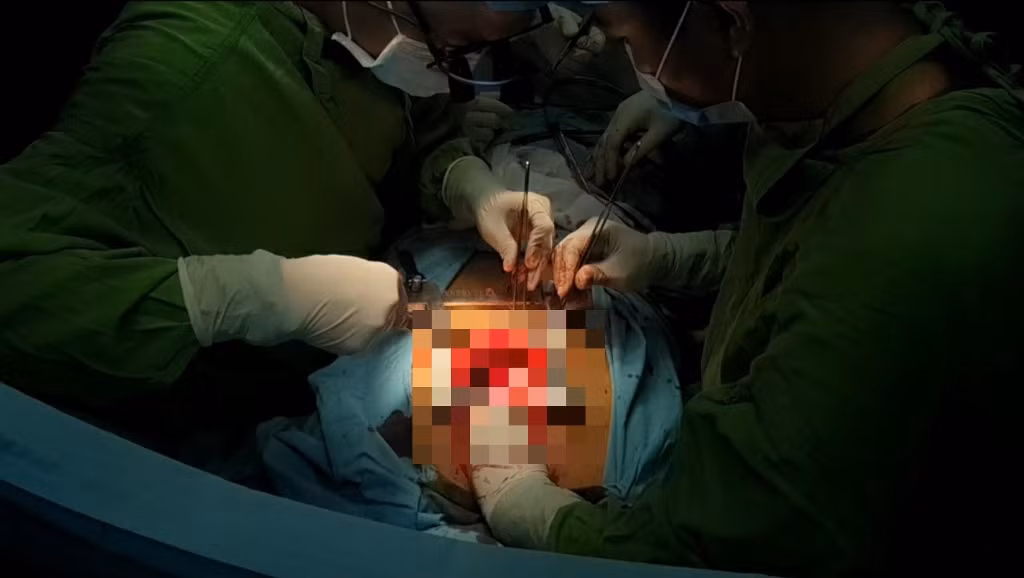 Trục trặc tình cảm, cô gái đâm người yêu thủng tim phổi ảnh 1