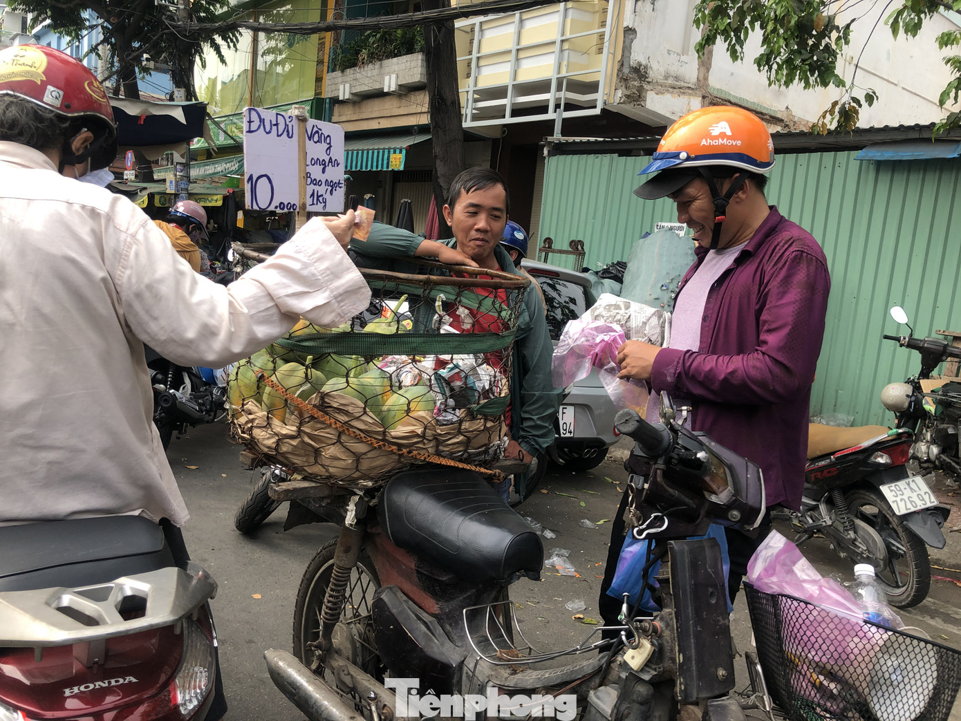 Người dân thờ ơ đeo khẩu trang nơi công cộng ảnh 12