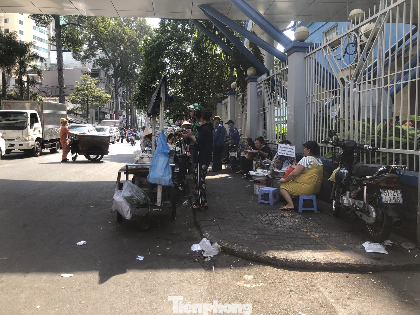 Người dân thờ ơ đeo khẩu trang nơi công cộng ảnh 15