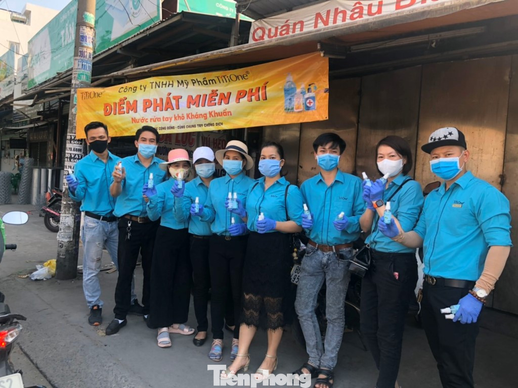 TiTiOne tặng hàng ngàn chai nước rửa tay miễn phí đến người dân ảnh 4