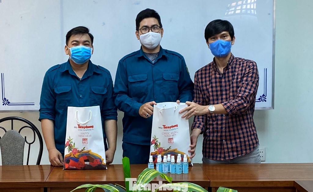 TiTiOne tặng hàng ngàn chai nước rửa tay miễn phí đến người dân ảnh 5
