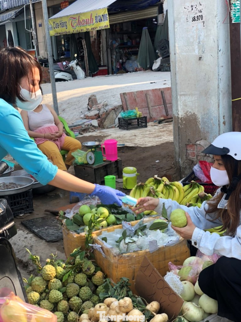 TiTiOne tặng hàng ngàn chai nước rửa tay miễn phí đến người dân ảnh 12