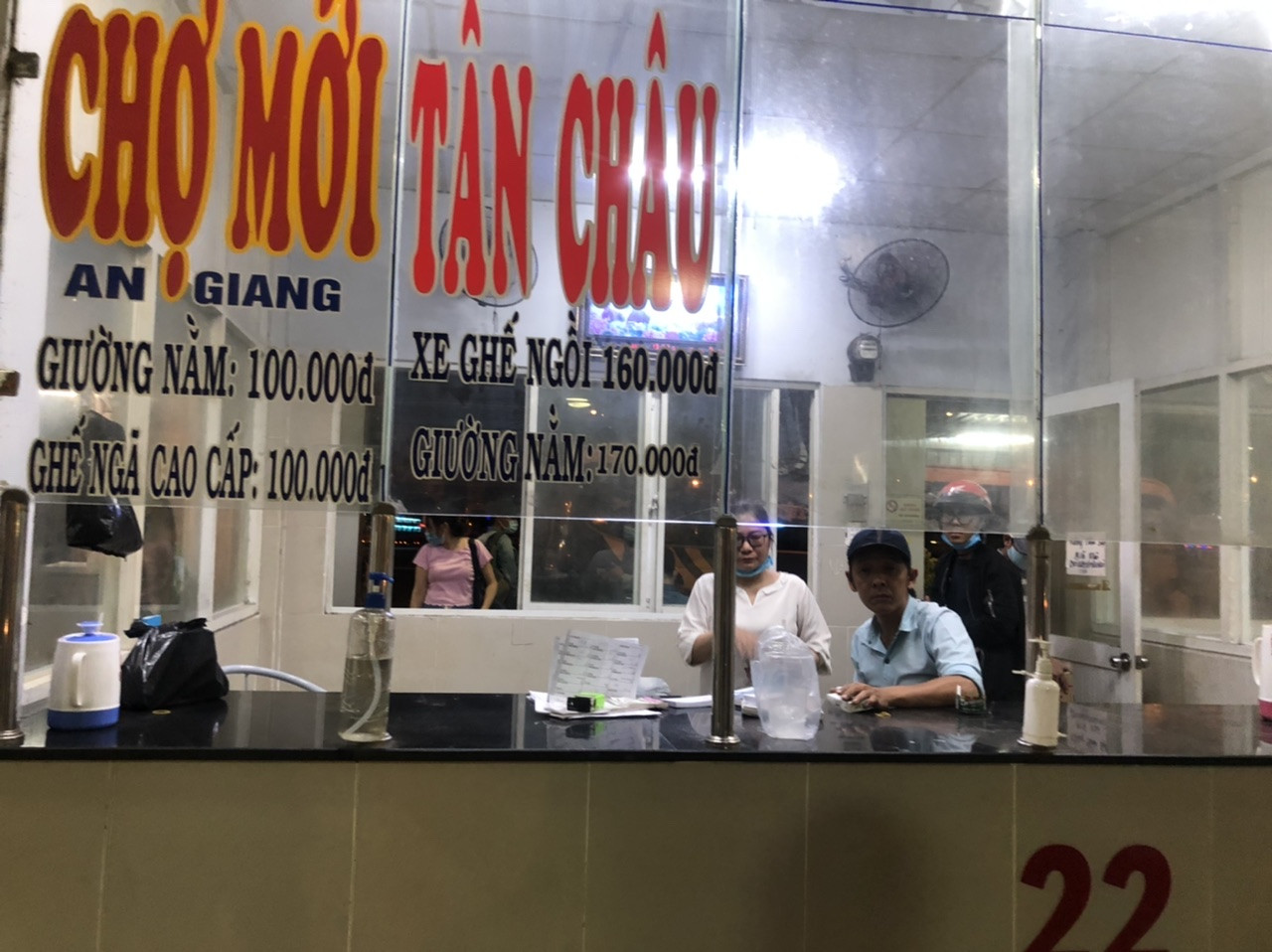 Nghìn nghịt người chen chân mua vé về quê trong đêm cuối năm ảnh 16