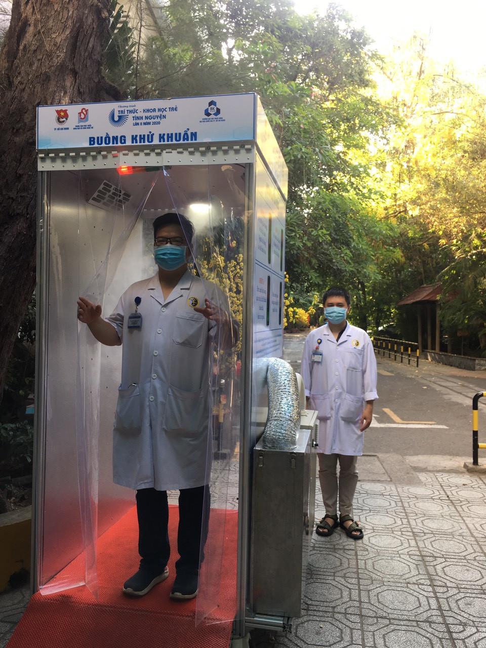 Nhiều bệnh viện ở TPHCM có buồng khử khuẩn toàn thân di động ảnh 5