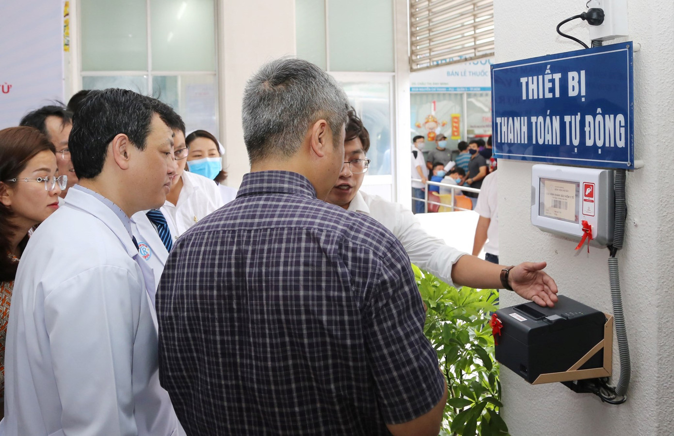 Đi bệnh viện không cần tiền mặt ảnh 3