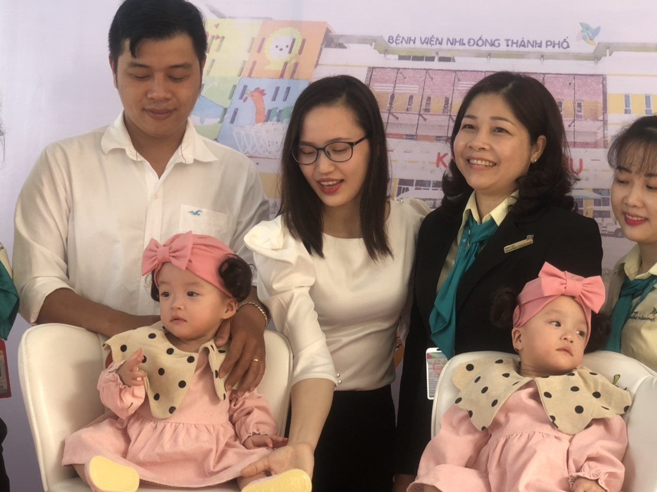 Song Nhi xúng xính áo hồng trong ngày xuất viện ảnh 5