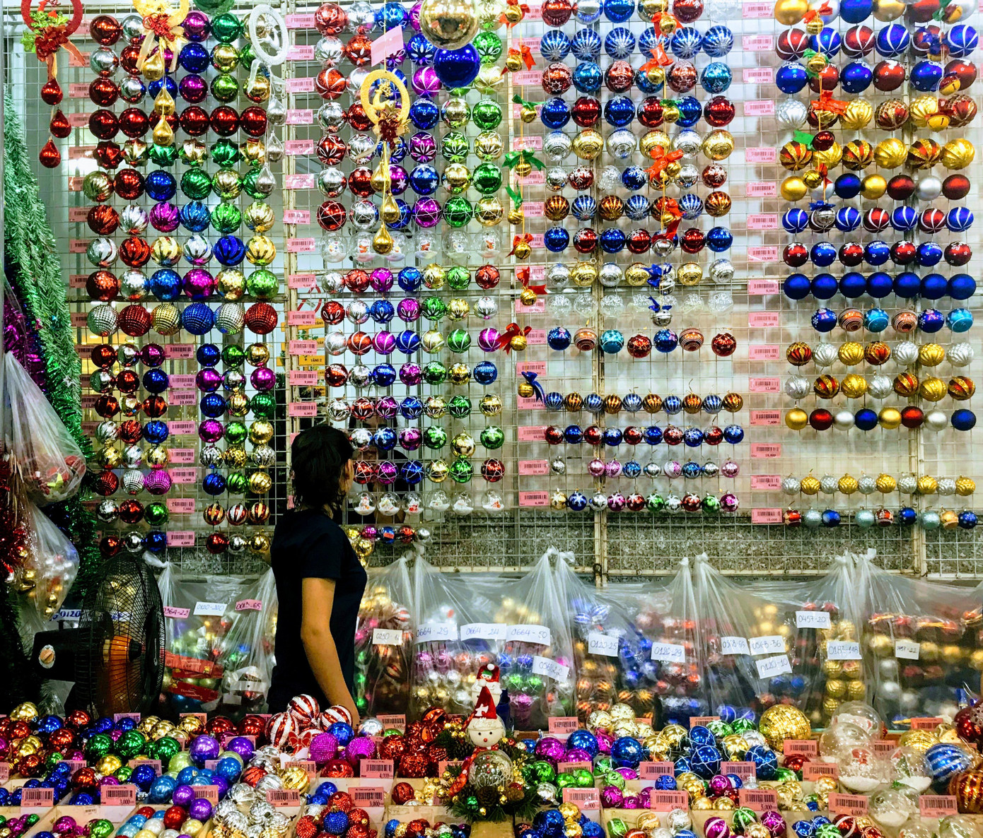 Dân Sài Gòn 'săn' tùng thơm giá rẻ chơi Noel ảnh 10