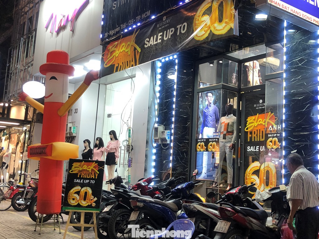 Dân Sài Gòn săn hàng Black Friday dù đêm muộn ảnh 16