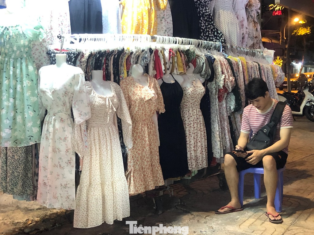 Dân Sài Gòn săn hàng Black Friday dù đêm muộn ảnh 15