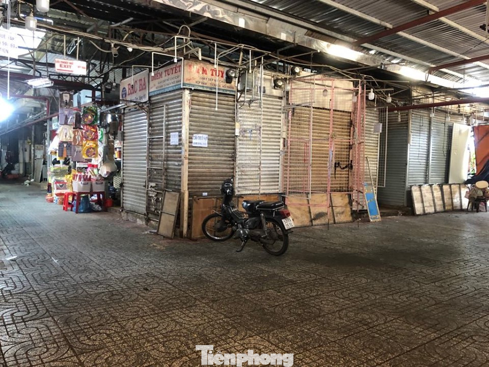 TPHCM: Thực phẩm ê hề, tiểu thương dài cổ ngóng khách trong ngày đầu cách ly toàn xã hội ảnh 21