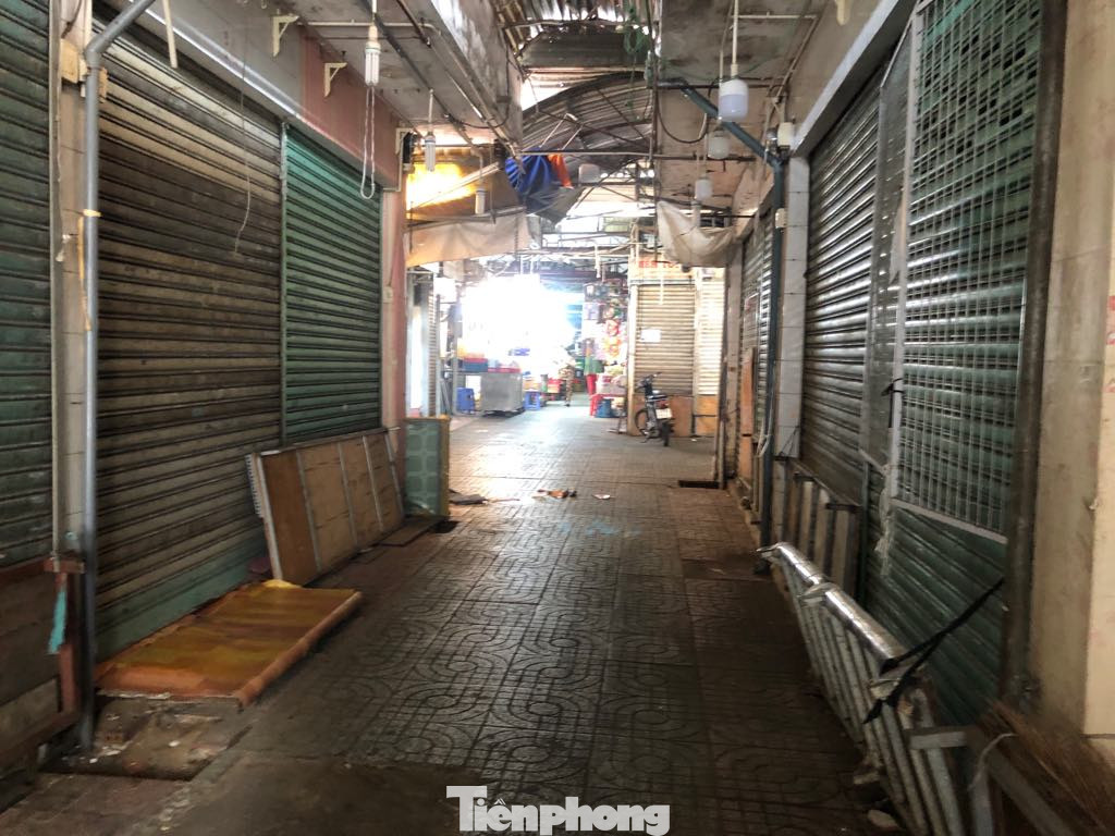 TPHCM: Thực phẩm ê hề, tiểu thương dài cổ ngóng khách trong ngày đầu cách ly toàn xã hội ảnh 22