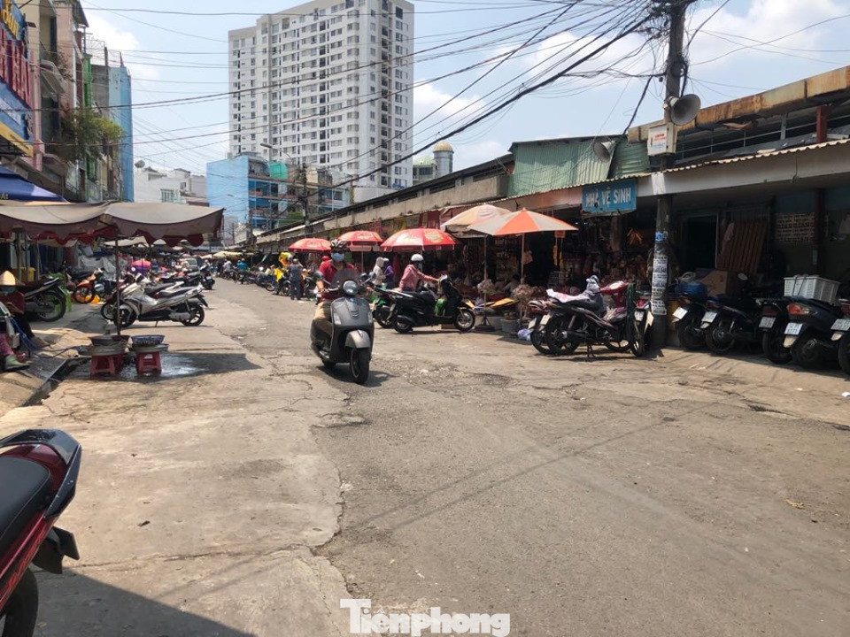 TPHCM: Thực phẩm ê hề, tiểu thương dài cổ ngóng khách trong ngày đầu cách ly toàn xã hội ảnh 23