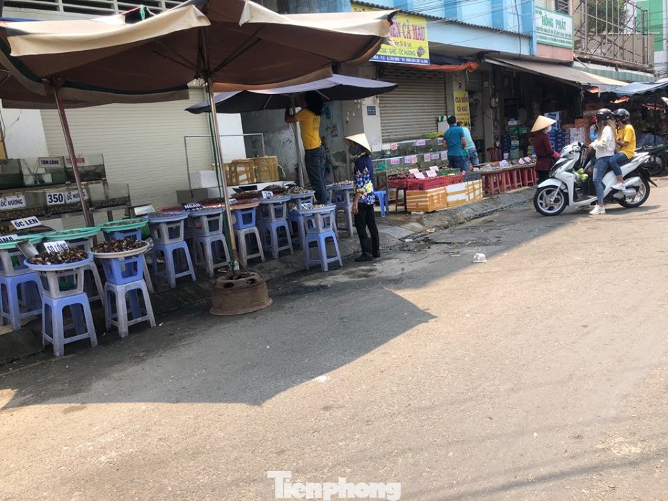 TPHCM: Thực phẩm ê hề, tiểu thương dài cổ ngóng khách trong ngày đầu cách ly toàn xã hội ảnh 20
