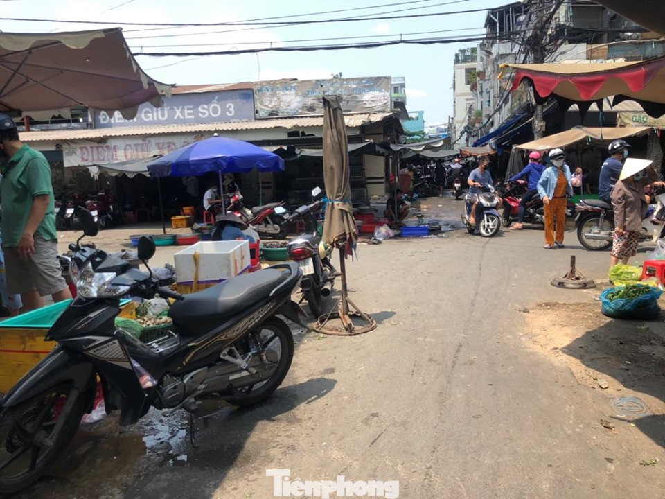 TPHCM: Thực phẩm ê hề, tiểu thương dài cổ ngóng khách trong ngày đầu cách ly toàn xã hội ảnh 19