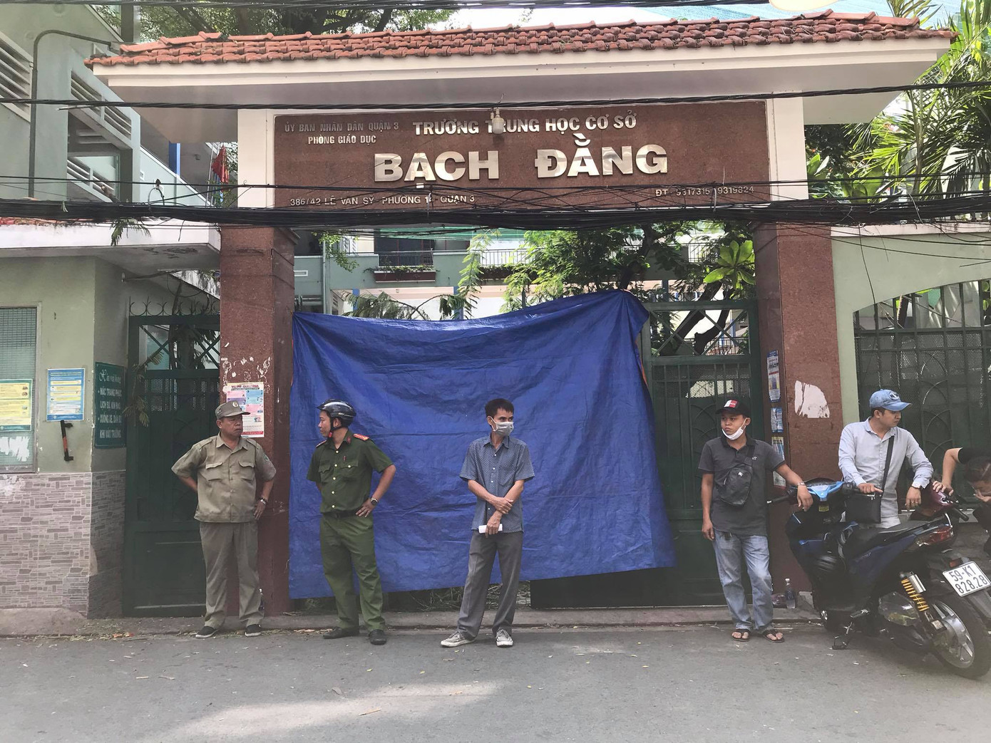 Cây đổ đè chết học sinh trong sân trường: Hiệu trưởng nhận trách nhiệm ảnh 2