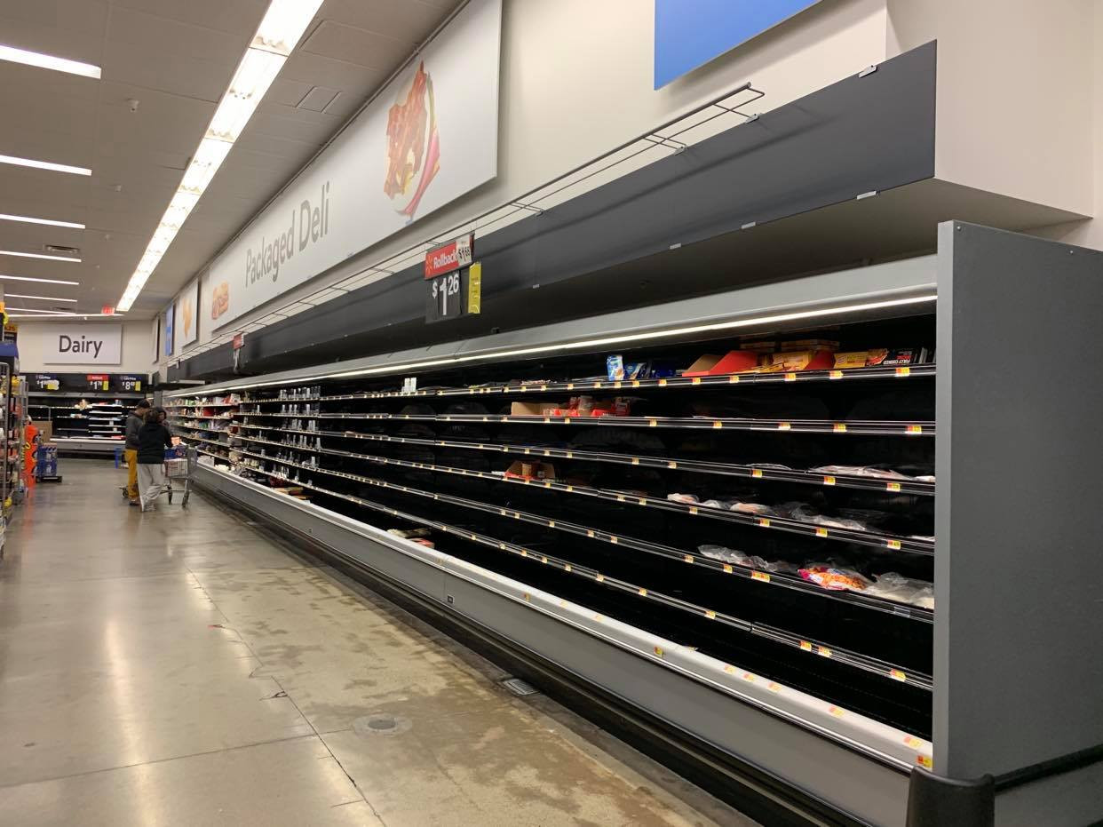 Đi chợ ở Mỹ thời Covid-19, chật vật tìm mua giấy vệ sinh, sữa, trứng.. ảnh 1
