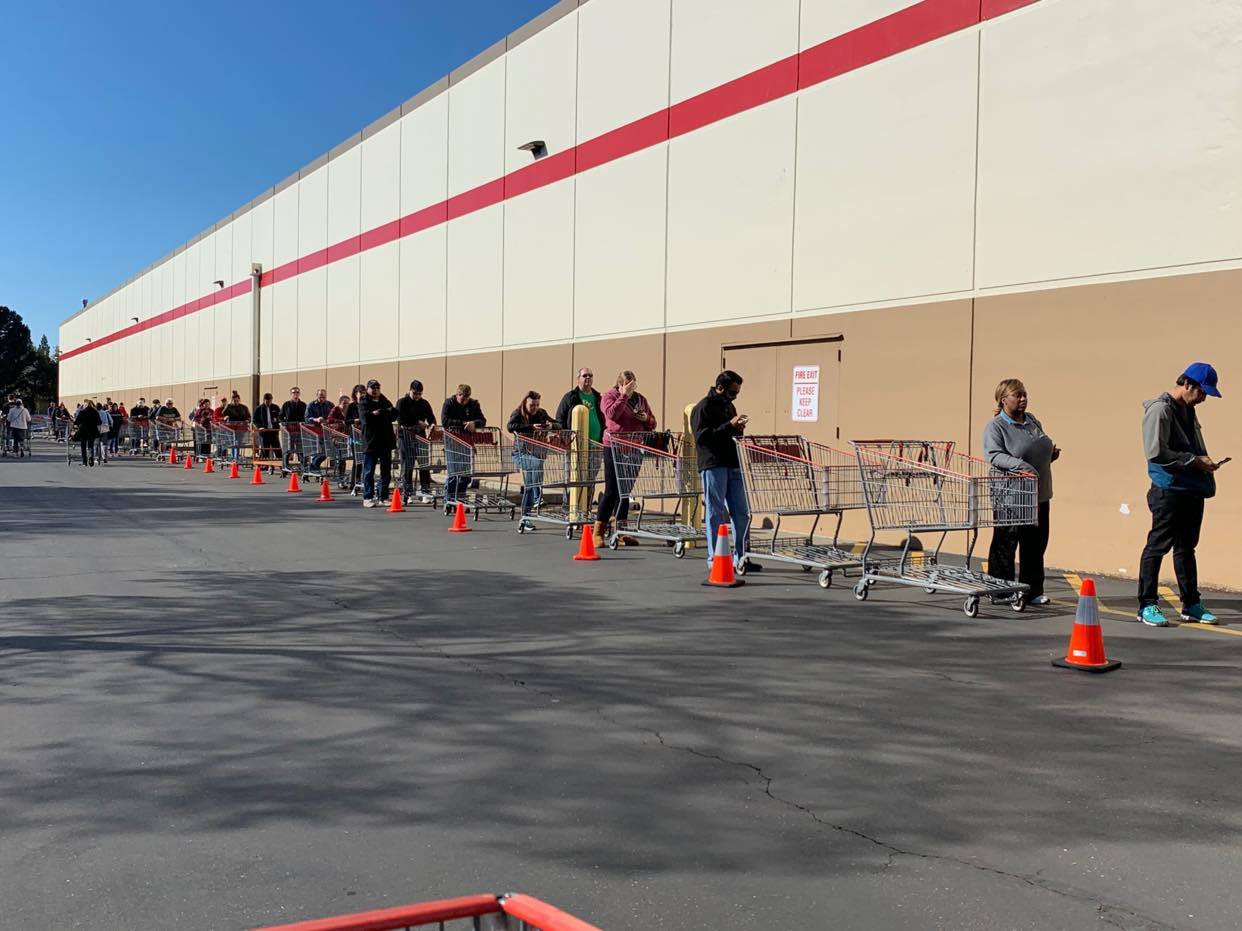 Đi chợ ở Mỹ thời Covid-19, chật vật tìm mua giấy vệ sinh, sữa, trứng.. ảnh 15