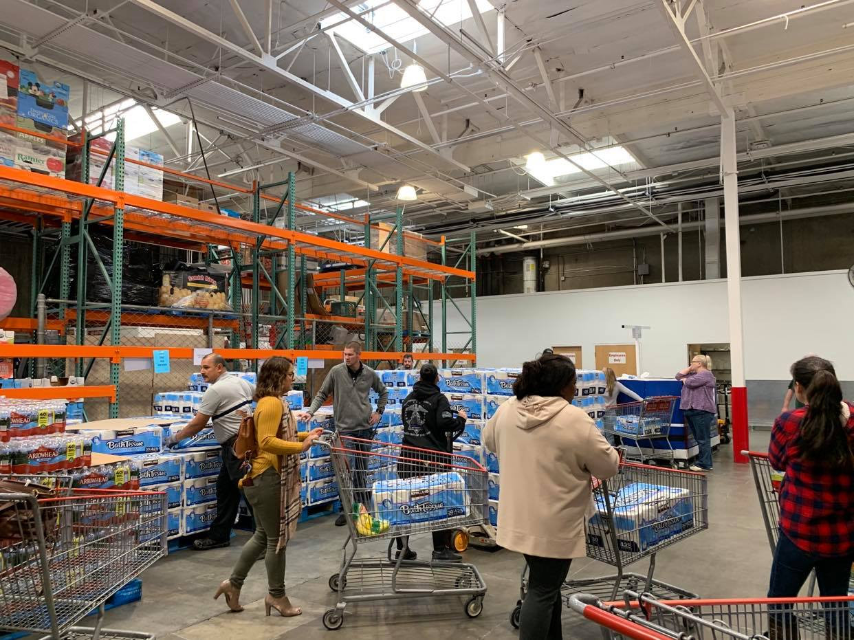 Đi chợ ở Mỹ thời Covid-19, chật vật tìm mua giấy vệ sinh, sữa, trứng.. ảnh 11