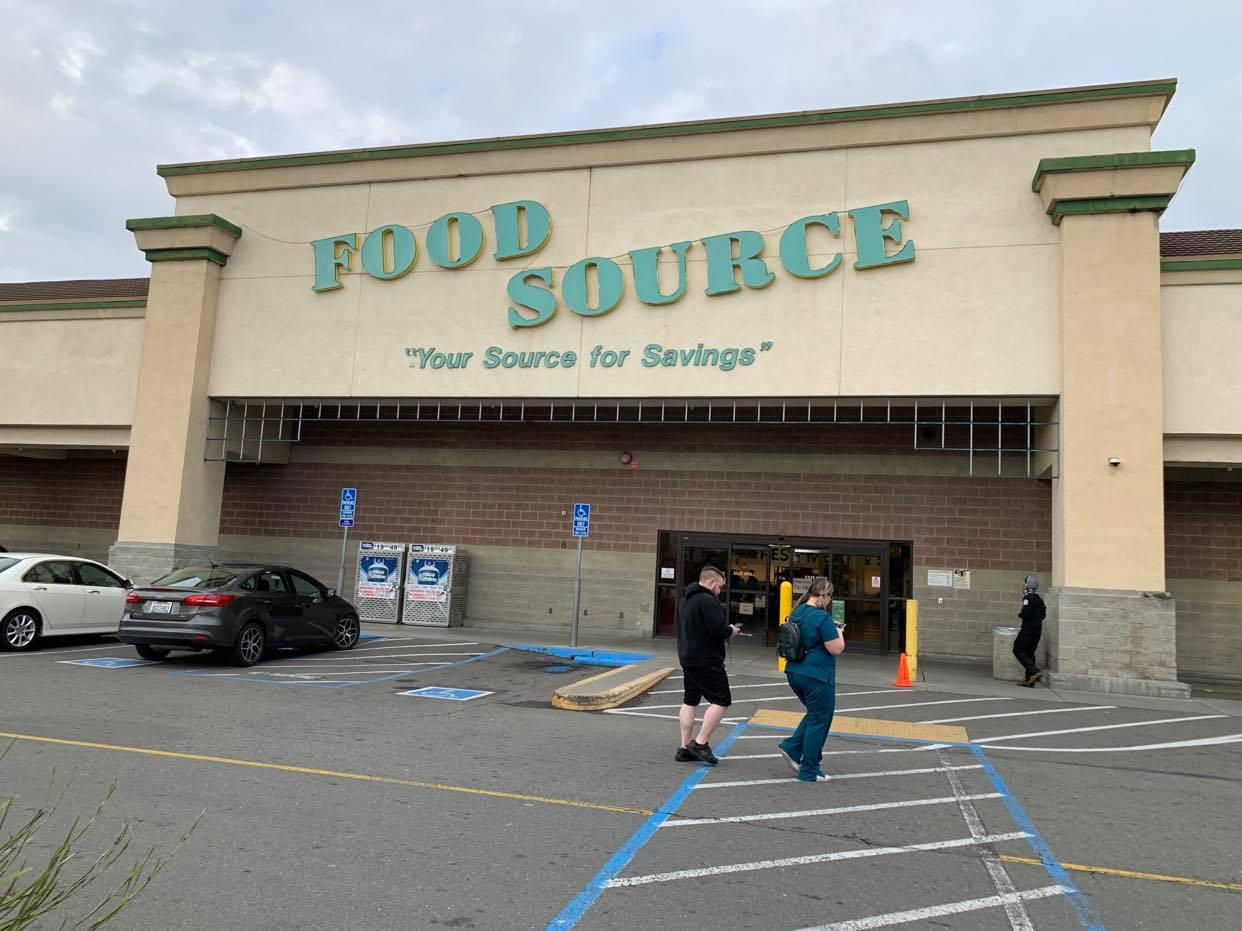 Đi chợ ở Mỹ thời Covid-19, chật vật tìm mua giấy vệ sinh, sữa, trứng.. ảnh 2