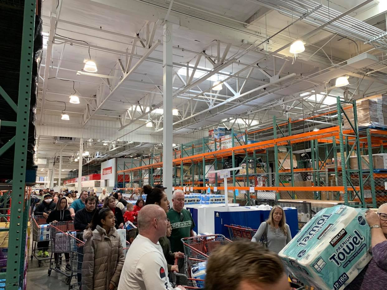 Đi chợ ở Mỹ thời Covid-19, chật vật tìm mua giấy vệ sinh, sữa, trứng.. ảnh 14