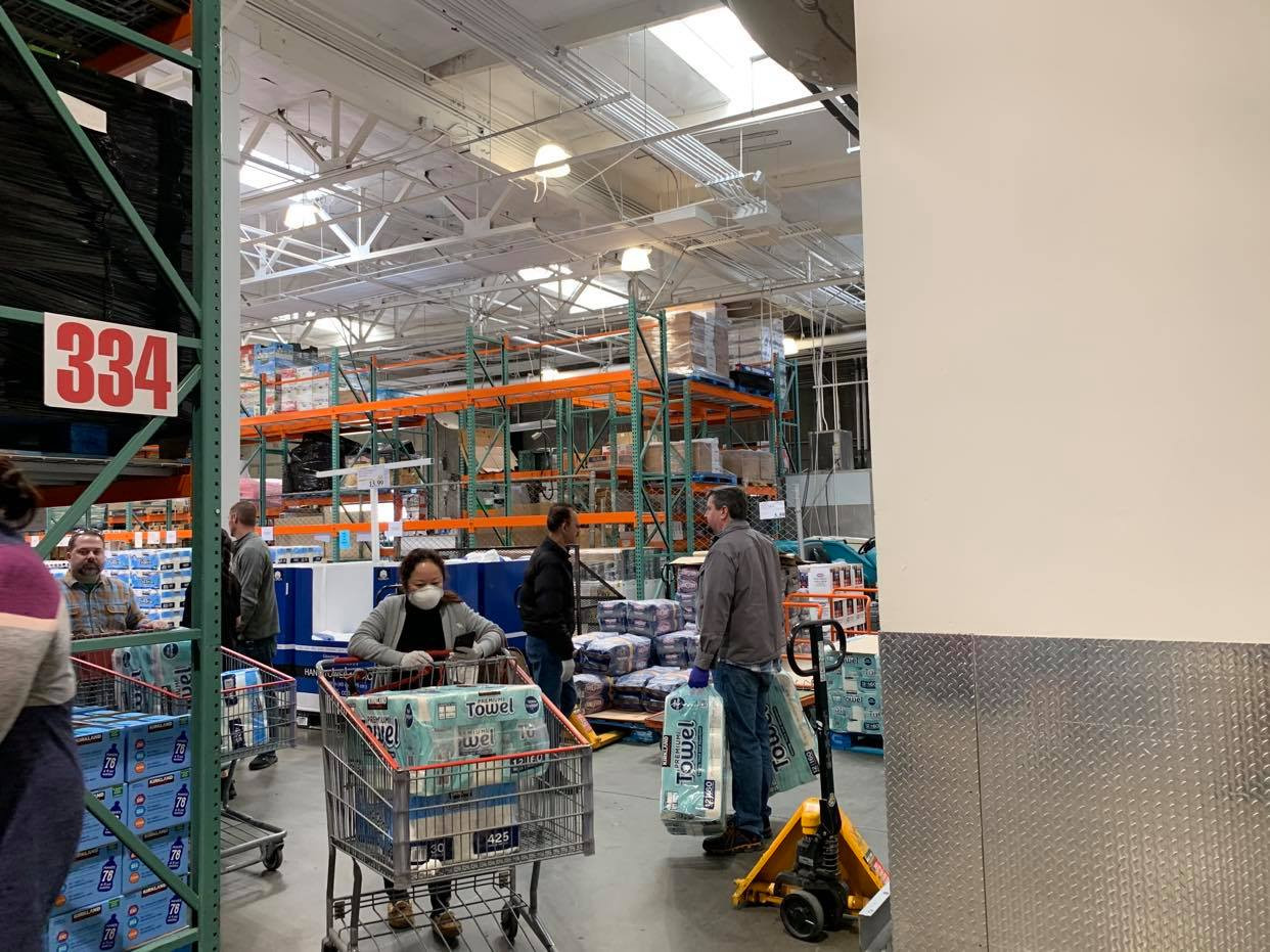 Đi chợ ở Mỹ thời Covid-19, chật vật tìm mua giấy vệ sinh, sữa, trứng.. ảnh 13