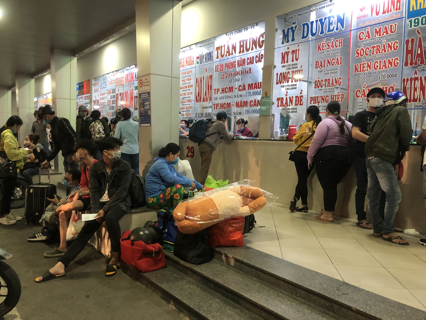 Nghìn nghịt người chen chân mua vé về quê trong đêm cuối năm ảnh 17