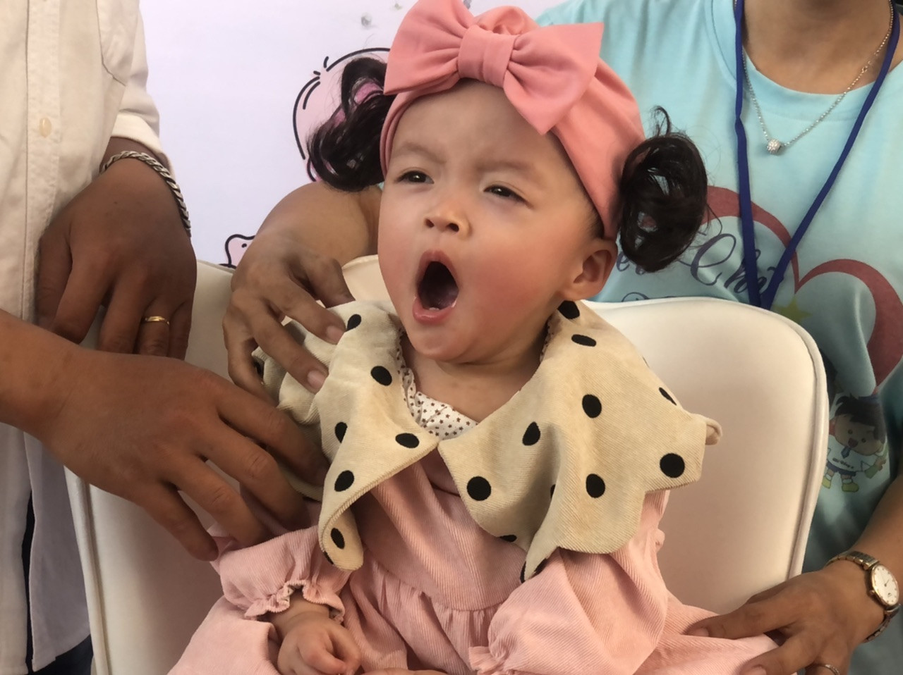 Song Nhi xúng xính áo hồng trong ngày xuất viện ảnh 7